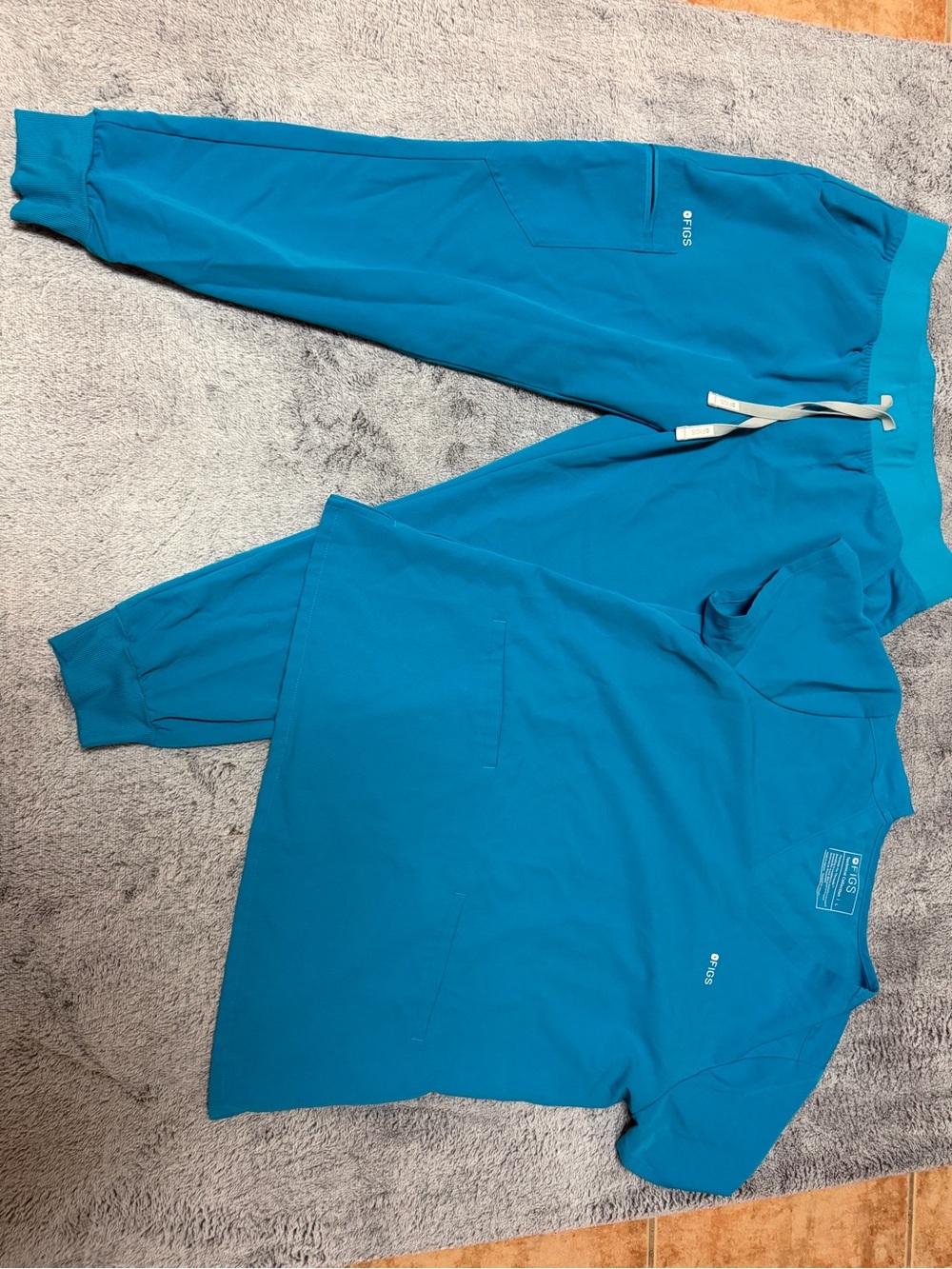 Figs Technical Collection V-Neck Scrub set in Teal size large - Picture 4 of 9